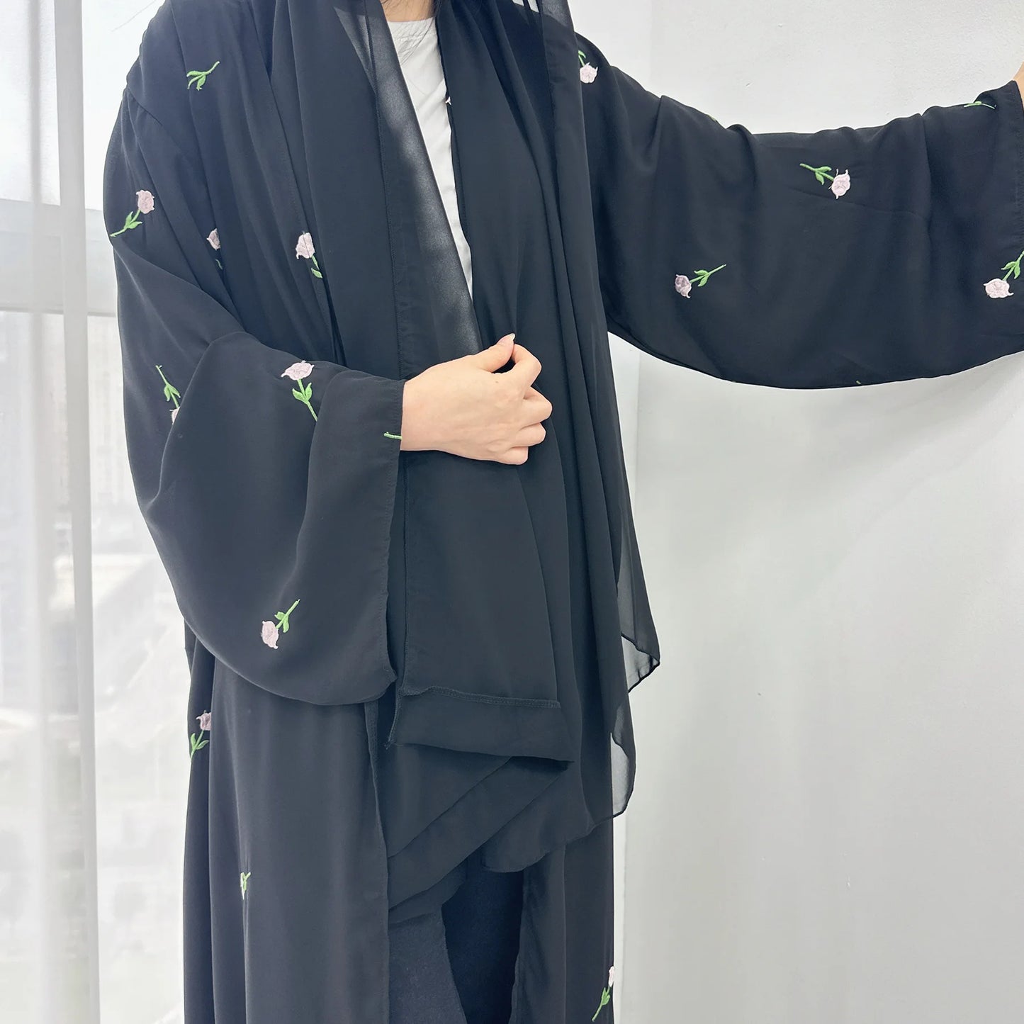 DAFNÍ Open Sleeve Flower Abaya