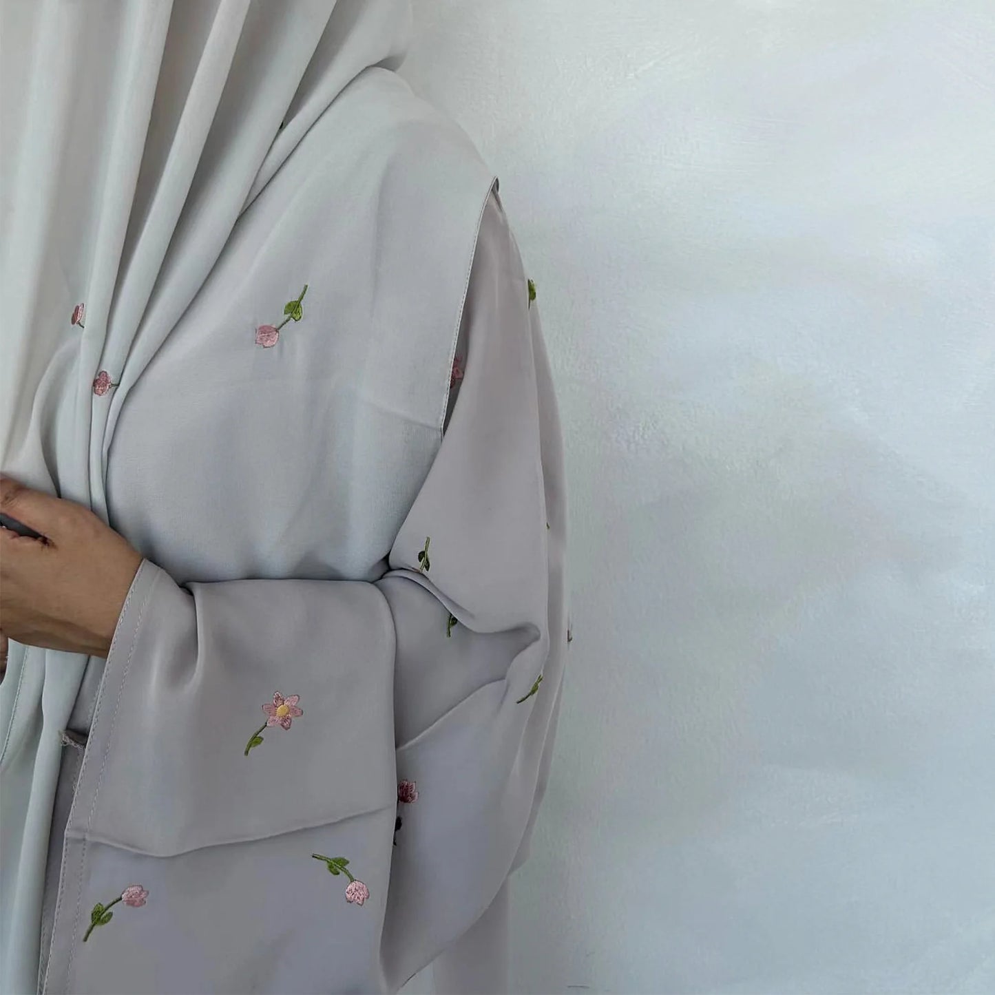 DAFNÍ Open Sleeve Flower Abaya